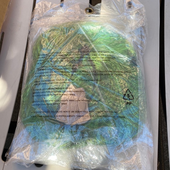 Green short wig - Picture 2 of 2